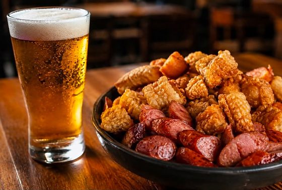 Cerveja e futebol: saiba como harmonizar os principais estilos com petiscos e churrasco