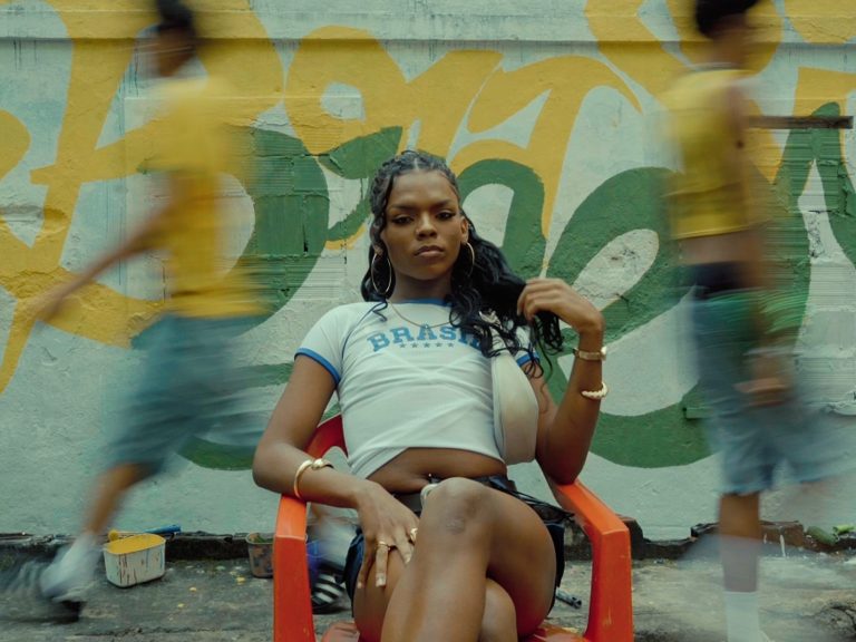 É hoje! Em clima de Copa do Mundo, projeto audiovisual ocupa comunidade em Salvador e une arte, memória e coletividade