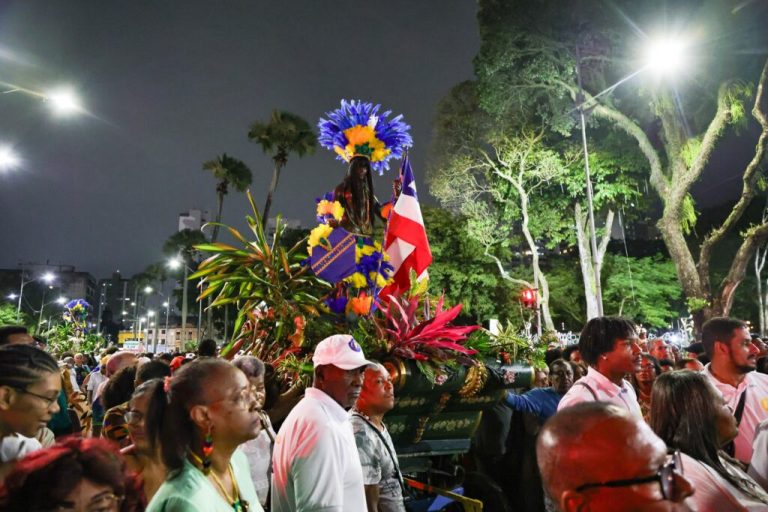 Volta da Cabocla e show de Mariene de Castro levam multidão às ruas neste sábado (4) em celebração do 2 de Julho