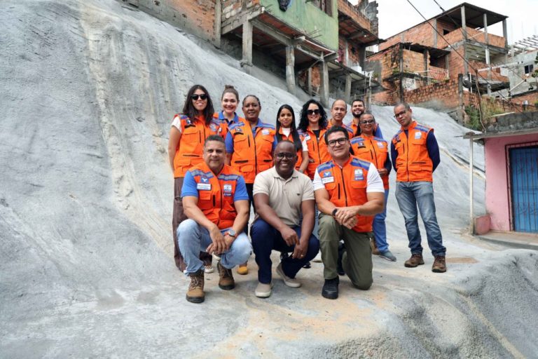 Segurança: Comunidade no Lobato ganha proteção de encosta que beneficia 37 famílias